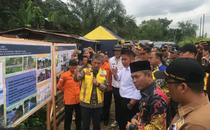 Gubernur Sumsel Tinjau Lokasi Longsor Dan Beri Bantuan Kepada Masyarakat Muara Beliti Yang Terdampak Bencana